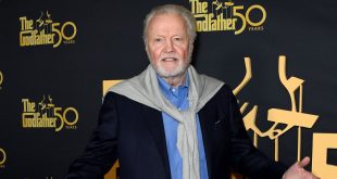 Jon Voight, ünlü oyuncu Angelina Jolie’nin babasıdır. Zaman zaman medyada yer alan inişli çıkışlı baba-kız ilişkisi, Voight’un kamuoyundaki görünürlüğünü artırmıştır. Bununla birlikte Voight, kariyerini kişisel hayatından bağımsız olarak sürdürmeye devam etmiştir.