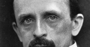 1937 yılında hayatını kaybeden J. M. Barrie, ardında nesiller boyunca anlatılacak bir hikâye bırakmıştır. Peter Pan, her okunduğunda farklı bir yüzünü gösterir: Çocuklar için bir macera, yetişkinler için ise kaybedilmiş bir zamana ağıttır.