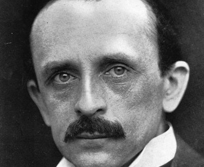 1937 yılında hayatını kaybeden J. M. Barrie, ardında nesiller boyunca anlatılacak bir hikâye bırakmıştır. Peter Pan, her okunduğunda farklı bir yüzünü gösterir: Çocuklar için bir macera, yetişkinler için ise kaybedilmiş bir zamana ağıttır.