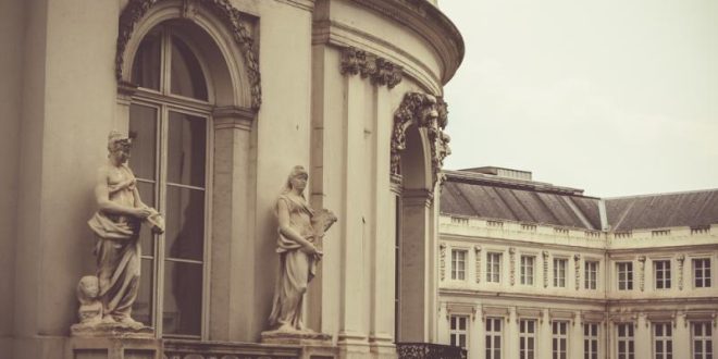 Brüksel Güzel Sanatlar Akademisi, yüzyıllardır Belçika sanatının gelişiminde kritik bir rol oynamış köklü bir kurumdur. Klasik tekniklerden modern sanat yaklaşımlarına kadar geniş bir eğitim yelpazesi sunması, akademiyi hem ulusal hem de uluslararası düzeyde saygın bir sanat merkezi haline getirmiştir.