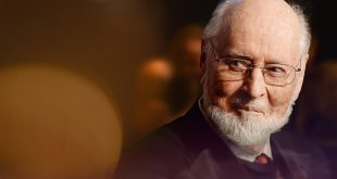 John Williams, sinema müziğini arka planda kalan bir unsur olmaktan çıkarıp, hikâyenin merkezine yerleştiren bir ustadır. Bestelediği müzikler, filmlerden bağımsız olarak da yaşamaya devam etmekte ve sinema tarihinin duygusal hafızasını oluşturmaktadır.