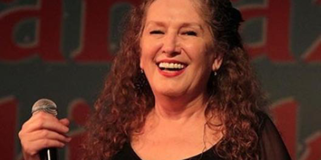 Suzan Kardeş, kariyerinde yalnızca popüler kültür tarafından bilinmekle kalmayıp aynı zamanda Rumeli ve Balkan müzik geleneğini Türkiye’de yaşatma çabasıyla de tanınır. Konserler, televizyon programları ve performanslarla Balkan müziğini yayma misyonu taşımış, izleyicilere hem neşeli hem de derin kültürel tınılar sunmuştur.