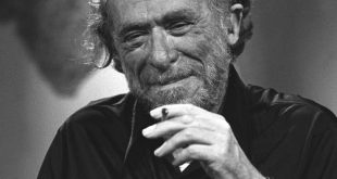 Charles Bukowski, edebiyat dünyasında hem hayranlık hem de eleştiri uyandıran bir figürdür. Bazıları onu mizojinik ve aşırı karamsar bulurken, bazıları ise dürüstlüğünü, samimiyetini ve sahiciliğini över. Bugün Bukowski, modern edebiyatta bireyin yalnızlığını ve toplumsal yabancılaşmayı en çarpıcı biçimde anlatan yazarlardan biri olarak kabul edilir.