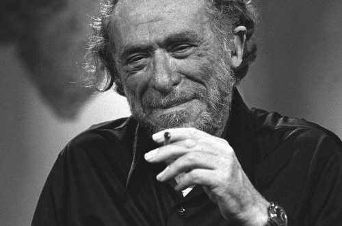 Charles Bukowski, edebiyat dünyasında hem hayranlık hem de eleştiri uyandıran bir figürdür. Bazıları onu mizojinik ve aşırı karamsar bulurken, bazıları ise dürüstlüğünü, samimiyetini ve sahiciliğini över. Bugün Bukowski, modern edebiyatta bireyin yalnızlığını ve toplumsal yabancılaşmayı en çarpıcı biçimde anlatan yazarlardan biri olarak kabul edilir.