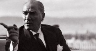 29 Ekim 1923’te Türkiye Cumhuriyeti ilan edilmiş ve Mustafa Kemal Atatürk Cumhurbaşkanı seçilmiştir. Cumhuriyetin ilanıyla birlikte Atatürk, siyasi, sosyal, hukuki, eğitim ve kültür alanlarında köklü reformlar gerçekleştirmiştir.