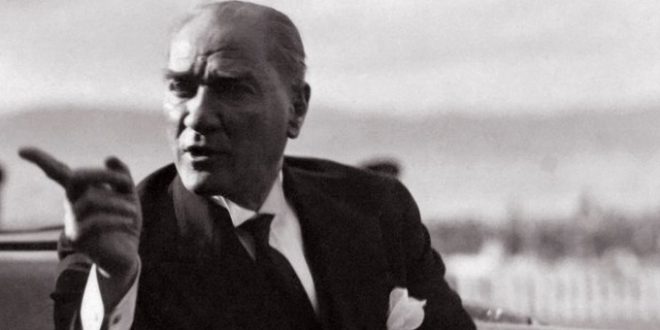 29 Ekim 1923’te Türkiye Cumhuriyeti ilan edilmiş ve Mustafa Kemal Atatürk Cumhurbaşkanı seçilmiştir. Cumhuriyetin ilanıyla birlikte Atatürk, siyasi, sosyal, hukuki, eğitim ve kültür alanlarında köklü reformlar gerçekleştirmiştir.