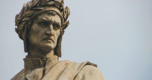 Dante Alighieri, edebiyat tarihinde yalnızca büyük bir şair değil; aynı zamanda düşünceyi, dili ve insan anlayışını dönüştüren bir figürdür. İlahi Komedya ile insanın içsel yolculuğunu evrensel bir anlatıya dönüştürmüş; İtalyan dilinin ve edebiyatının temelini atmıştır. Dante, yüzyıllar geçmesine rağmen eserleriyle hâlâ okunan, yorumlanan ve etkisini sürdüren ölümsüz bir yazardır.