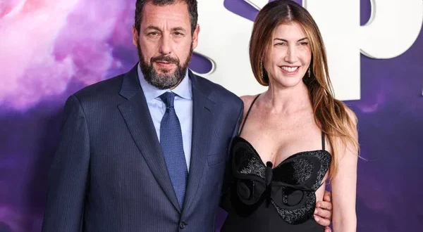 Jackie Sandler, Hollywood’da yıldız olma iddiasından çok, istikrarlı ve dengeli bir kariyer tercih eden oyunculardan biridir. Komedi filmlerindeki yardımcı rolleriyle tanınmış, özel hayatındaki sakin duruşuyla da dikkat çekmiştir.