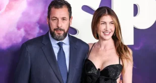 Jackie Sandler, Hollywood’da yıldız olma iddiasından çok, istikrarlı ve dengeli bir kariyer tercih eden oyunculardan biridir. Komedi filmlerindeki yardımcı rolleriyle tanınmış, özel hayatındaki sakin duruşuyla da dikkat çekmiştir.