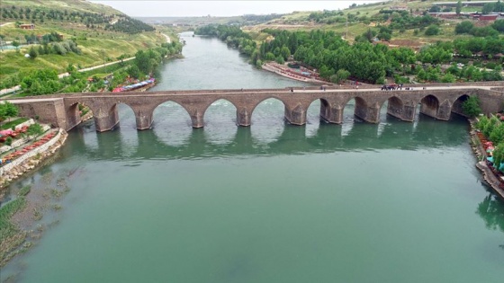 Dicle Nehri, hem geçmişte hem de günümüzde bölge halkları için vazgeçilmez bir yaşam kaynağıdır. Tarihsel mirası ve stratejik önemi göz önünde bulundurulduğunda, Dicle Nehri’nin korunması ve sürdürülebilir biçimde kullanılması, insanlık açısından büyük bir sorumluluktur.