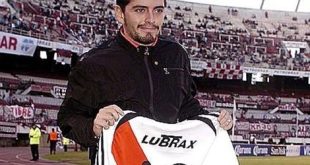 Diego Sinagra, futbol tarihinin en büyük isimlerinden birinin oğlu olmasına rağmen, kendi yolunu çizmeye çalışan bir spor insanıdır. Kariyeri babasının gölgesinde değerlendirilse de, futbola olan bağlılığı ve mütevazı duruşu ile tanınmaktadır.