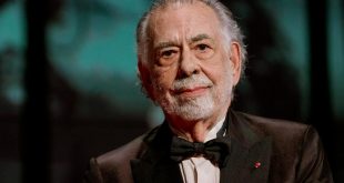 Francis Ford Coppola; sinemaya kazandırdığı epik anlatım dili, unutulmaz karakterleri ve cesur yönetmenlik yaklaşımıyla günümüzde hâlâ yoğun şekilde aratılmaktadır. “Francis Ford Coppola kimdir”, “Francis Ford Coppola filmleri” ve “The Godfather yönetmeni” gibi anahtar kelimeler, arama motorlarında yüksek arama hacmine sahiptir.