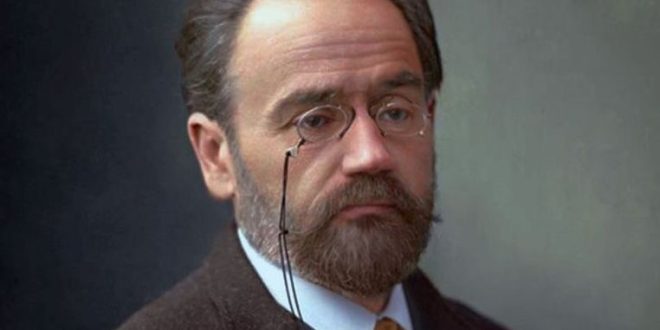 Émile Zola, edebiyatı bir toplumsal sorumluluk alanı olarak gören, cesur ve yenilikçi bir yazardır. Natüralizm akımını sistemleştirmiş; insanı, toplumun ve doğanın koşulları içinde ele almıştır. Romanlarıyla gerçekleri görünür kılmış, “J’Accuse” ile adalet mücadelesinin simgesi hâline gelmiştir. Zola, hem edebi hem de ahlaki duruşuyla dünya edebiyatında kalıcı bir iz bırakmıştır.