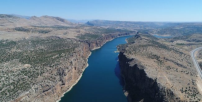 Sonuç olarak Fırat Nehri, geçmişten günümüze insan yaşamını şekillendiren, bölgenin ekonomik ve kültürel gelişimine yön veren hayati bir doğal kaynaktır. Doğru ve sürdürülebilir bir şekilde yönetilmesi, hem bölge ülkeleri hem de gelecek nesiller için büyük önem taşımaktadır.