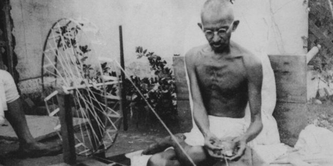 Gandhi’nin fikirleri, Martin Luther King Jr., Nelson Mandela ve Dalai Lama gibi pek çok lider üzerinde derin izler bırakmıştır. Şiddetsiz direniş anlayışı, küresel ölçekte insan hakları mücadelesinin temel yöntemlerinden biri hâline gelmiştir.