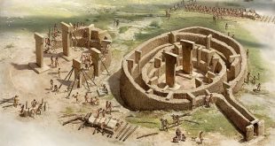 Göbeklitepe, taşların sessiz diliyle insanlık tarihine dair derin bir mesaj verir. Her bir kabartma, figür veya soyut işaret, Neolitik insanın dünyayı nasıl algıladığını, doğa ile kurduğu ilişkiyi ve toplumsal ritüellerle inşa edilen manevi yaşamı anlatır.