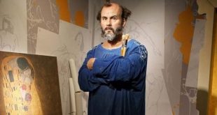 Gustav Klimt; estetik, sembolizm ve bireysel özgürlüğü sanatının merkezine alan, resim sanatını dekoratif zenginlik ve duygusal derinlikle yeniden tanımlayan bir ustadır. Onun eserleri, bugün hâlâ izleyiciyi büyülemeye ve düşündürmeye devam etmektedir.