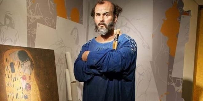 Gustav Klimt; estetik, sembolizm ve bireysel özgürlüğü sanatının merkezine alan, resim sanatını dekoratif zenginlik ve duygusal derinlikle yeniden tanımlayan bir ustadır. Onun eserleri, bugün hâlâ izleyiciyi büyülemeye ve düşündürmeye devam etmektedir.