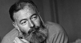 Ernest Hemingway, yüksek sesle konuşmayan ama uzun süre yankılanan bir yazardır. Onu okumak, süslü cümlelerle değil, suskunluklarla örülü bir dünyaya girmektir. Hemingway’in gücü, söylemediklerinde saklıdır; tıpkı insanın en derin acılarının çoğu zaman kelimelere dökülememesi gibi.