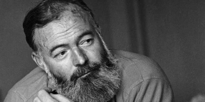 Ernest Hemingway, yüksek sesle konuşmayan ama uzun süre yankılanan bir yazardır. Onu okumak, süslü cümlelerle değil, suskunluklarla örülü bir dünyaya girmektir. Hemingway’in gücü, söylemediklerinde saklıdır; tıpkı insanın en derin acılarının çoğu zaman kelimelere dökülememesi gibi.
