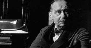 Herbert George Wells, hayal gücünü bilimsel akılla birleştirerek edebiyatın sınırlarını genişleten, geleceği sorgulayan ve insanlığı merkeze alan bir yazardır. Onu büyük yapan, yalnızca geleceği tasvir etmesi değil, bu gelecekte insanın nasıl bir yer edineceğini cesurca tartışmasıdır.
