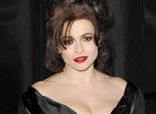 Helena Bonham Carter, sinema dünyasında özgünlüğün ve cesaretin simgesi haline gelmiş bir oyuncudur. Dönem filmlerinden gotik fantezilere, bağımsız yapımlardan ödüllü dramalara uzanan kariyeriyle, hem eleştirmenlerin hem de izleyicilerin saygısını kazanmıştır. Onu izlemek, her zaman alışılmışın dışında bir deneyim sunar.