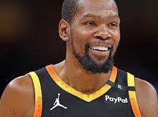 Kevin Durant, sahadaki sakin duruşu, etkili oyun stili ve basketbola olan bağlılığıyla modern NBA’in simge isimlerinden biri olarak kabul edilir. Hem bireysel ödülleri hem de takım başarılarıyla, çağının en büyük basketbolcuları arasında gösterilmeye devam etmektedir.