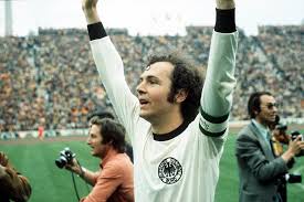 Franz Beckenbauer, futbolu sadece güç ve mücadele oyunu olmaktan çıkarıp zeka, estetik ve liderlik ile bütünleştiren bir figürdür. Hem sahada hem saha dışında kazandıklarıyla, futbol tarihinin en eksiksiz karakterlerinden biri olarak kabul edilir.