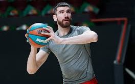 Andrey Desyatnikov, yıldız skorlar yerine görevini yapan, taktik disipline sadık ve fiziksel özelliklerini doğru kullanan bir basketbolcudur.