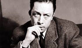 Albert Camus, 4 Ocak 1960’ta bir trafik kazasında hayatını kaybetmiştir. Kısa yaşamına rağmen eserleri, modern felsefe ve edebiyatın temel taşlarından biri olarak kabul edilir. Absürdizm ve insanın özgürlük arayışı üzerine düşünceleri, bugün hâlâ felsefe, edebiyat ve etik tartışmalarında etkili bir referans noktasıdır.