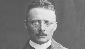 Ernst Fischer, sanatı ideolojik kalıplara hapseden yaklaşımlara karşı duran, özgürlükçü ve eleştirel bir Marksist düşünür olarak öne çıkar. Onun çalışmaları, sanatın yalnızca bir yansıma değil, insanı ve toplumu dönüştüren aktif bir güç olduğunu savunur. Bu nedenle Fischer, hem edebiyat kuramı hem de estetik düşünce açısından 20. yüzyılın en önemli isimlerinden biri olarak kabul edilir.