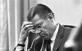 Robert McNamara, iş dünyası ve devlet yönetiminde analitik düşünce, veri temelli karar alma ve stratejik planlama konularındaki katkılarıyla tanınır. Bununla birlikte, Vietnam Savaşı’ndaki rolü nedeniyle hem eleştirilmiş hem de tarihçiler tarafından kapsamlı bir şekilde incelenmiştir.