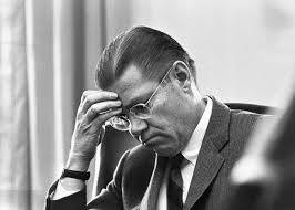 Robert McNamara, iş dünyası ve devlet yönetiminde analitik düşünce, veri temelli karar alma ve stratejik planlama konularındaki katkılarıyla tanınır. Bununla birlikte, Vietnam Savaşı’ndaki rolü nedeniyle hem eleştirilmiş hem de tarihçiler tarafından kapsamlı bir şekilde incelenmiştir.