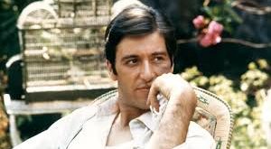 Pacino’nun canlandırdığı polis karakteri, mesleğiyle özel hayatı arasında sıkışmış bir adamdır. Film, aksiyonun yanı sıra karakter psikolojisine verdiği önemle öne çıkar. Kafe sahnesi, sinema tarihinin en ikonik sahnelerindendir.