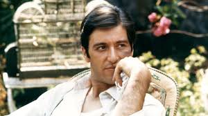 Pacino’nun canlandırdığı polis karakteri, mesleğiyle özel hayatı arasında sıkışmış bir adamdır. Film, aksiyonun yanı sıra karakter psikolojisine verdiği önemle öne çıkar. Kafe sahnesi, sinema tarihinin en ikonik sahnelerindendir.