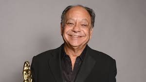 Cheech Marin, yalnızca bir komedyen değil; Latin Amerikalı sanatçıların Hollywood’daki temsilini güçlendiren öncü isimlerden biridir. Mizahı, kültürel kimliği ve sanata verdiği önemle sinema tarihine kalıcı bir iz bırakmıştır.