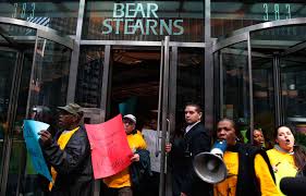 Bear Stearns, yaklaşık 85 yıllık geçmişiyle Wall Street’in en köklü kurumlarından biri olmasına rağmen, aşırı risk alma ve yetersiz risk yönetimi nedeniyle tarih sahnesinden silinmiştir. Bugün finans ve ekonomi alanında Bear Stearns adı, kurumsal başarısızlık, sistemik risk ve 2008 finansal krizi ile özdeşleşmiş bir örnek olarak anılmaktadır.