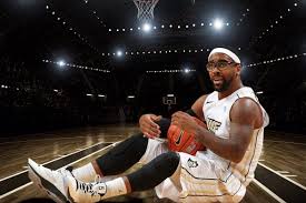 Marcus Jordan, basketbol dünyasından gelen bir mirasa sahip olmasına rağmen, kendi yolunu çizerek spor ve iş dünyasında kendini gösteren bir isimdir. Kolej basketbolundaki başarısı ve girişimcilik çalışmaları, onu yalnızca Michael Jordan’ın oğlu olarak değil, kendi başına bir marka ve figür olarak öne çıkarmaktadır.