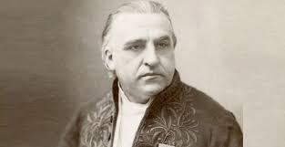 Jean-Martin Charcot, 16 Ağustos 1893’te Paris’te hayatını kaybetti. Bugün, onun adı hem nörolojik belirtilerde hem de nöroloji tarihinde sıkça anılmaktadır. Histeri, multipl skleroz ve diğer nörolojik bozukluklar üzerine yaptığı çalışmalar, modern tıp ve psikiyatri uygulamalarının gelişmesine öncülük etmiştir.