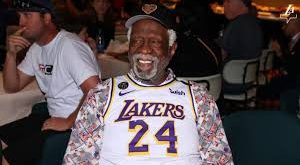 Bill Russell sadece bir basketbol oyuncusu değil, bir lider, bir vizyoner ve bir efsanedir. Sahadaki başarıları, saha dışındaki duruşuyla birleşerek onu unutulmaz kılmıştır. Onun mirası, basketbolun gelecekteki nesilleri için hâlâ ışık tutmaktadır.