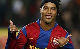 Ronaldinho, sadece kazandığı kupalarla değil, futbolu sevdiren tarzıyla da efsaneleşmiş bir oyuncudur. O, futbolun sadece kazanmak değil, aynı zamanda eğlenmek olduğunu hatırlatan ender yıldızlardan biridir.