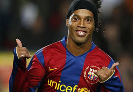 Ronaldinho, sadece kazandığı kupalarla değil, futbolu sevdiren tarzıyla da efsaneleşmiş bir oyuncudur. O, futbolun sadece kazanmak değil, aynı zamanda eğlenmek olduğunu hatırlatan ender yıldızlardan biridir.
