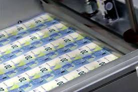 Senyoraj, devletlerin para basma yetkisinden doğan önemli bir gelir kaynağıdır. Ancak bu aracın bilinçsiz ve aşırı kullanımı, enflasyon ve ekonomik dengesizliklere yol açabilir. Bu nedenle senyoraj, güçlü ve bağımsız merkez bankaları tarafından dikkatli bir şekilde yönetilmelidir.