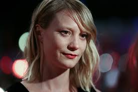 Mia Wasikowska, Avustralya’dan çıkan ve uluslararası alanda büyük başarı elde etmiş nadir yeteneklerden biridir. Kendine özgü duruşu, karakterlere kattığı derinlik ve sinemaya olan bağlılığı, onu modern sinemanın en etkileyici oyuncularından biri yapmaktadır.