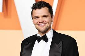 Ray Nicholson kimdir? sorusunun cevabı yalnızca ünlü bir soyadından ibaret değildir. O, disiplinli çalışması, seçici rol tercihleri ve doğal oyunculuğuyla Hollywood’da kendi yolunu çizmeye çalışan genç ve yetenekli bir aktördür.