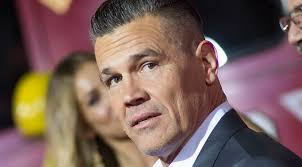 Josh Brolin, özel hayatında birkaç kez evlenmiş ve medyada sıkça yer almıştır. En çok bilinen evliliği ise oyuncu Diane Lane ile olmuştur. Sinema dünyasıyla iç içe büyüyen Brolin, bu sayede hem aileden hem de deneyimden gelen bir perspektife sahiptir.