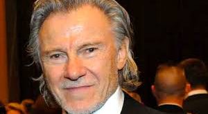 Harvey Keitel, Hollywood’da “karakter oyuncusu” kavramının en güçlü temsilcilerinden biri olarak kabul edilir. Genellikle başrol yerine hikâyeye ağırlık katan karakterleri canlandırmasına rağmen, filmlerde bıraktığı etki son derece büyüktür.