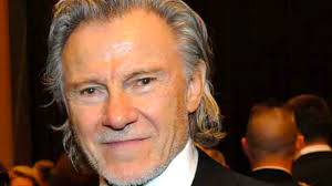 Harvey Keitel, Hollywood’da “karakter oyuncusu” kavramının en güçlü temsilcilerinden biri olarak kabul edilir. Genellikle başrol yerine hikâyeye ağırlık katan karakterleri canlandırmasına rağmen, filmlerde bıraktığı etki son derece büyüktür.