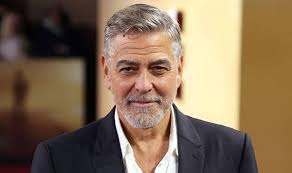 George Clooney, 2014 yılında insan hakları avukatı Amal Alamuddin Clooney ile evlenmiştir. Çift, ikiz çocuklarıyla birlikte gözlerden uzak ama saygın bir aile hayatı sürmektedir.