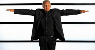 Robert Zemeckis, uzun yıllar medya ve sinema dünyasında saygı gören bir figür olmuştur. Eşi Mary Zemeckis ile evli olan yönetmenin, ailesine olan bağlılığı ve özel yaşamını medyadan uzak tutması dikkat çekmektedir.